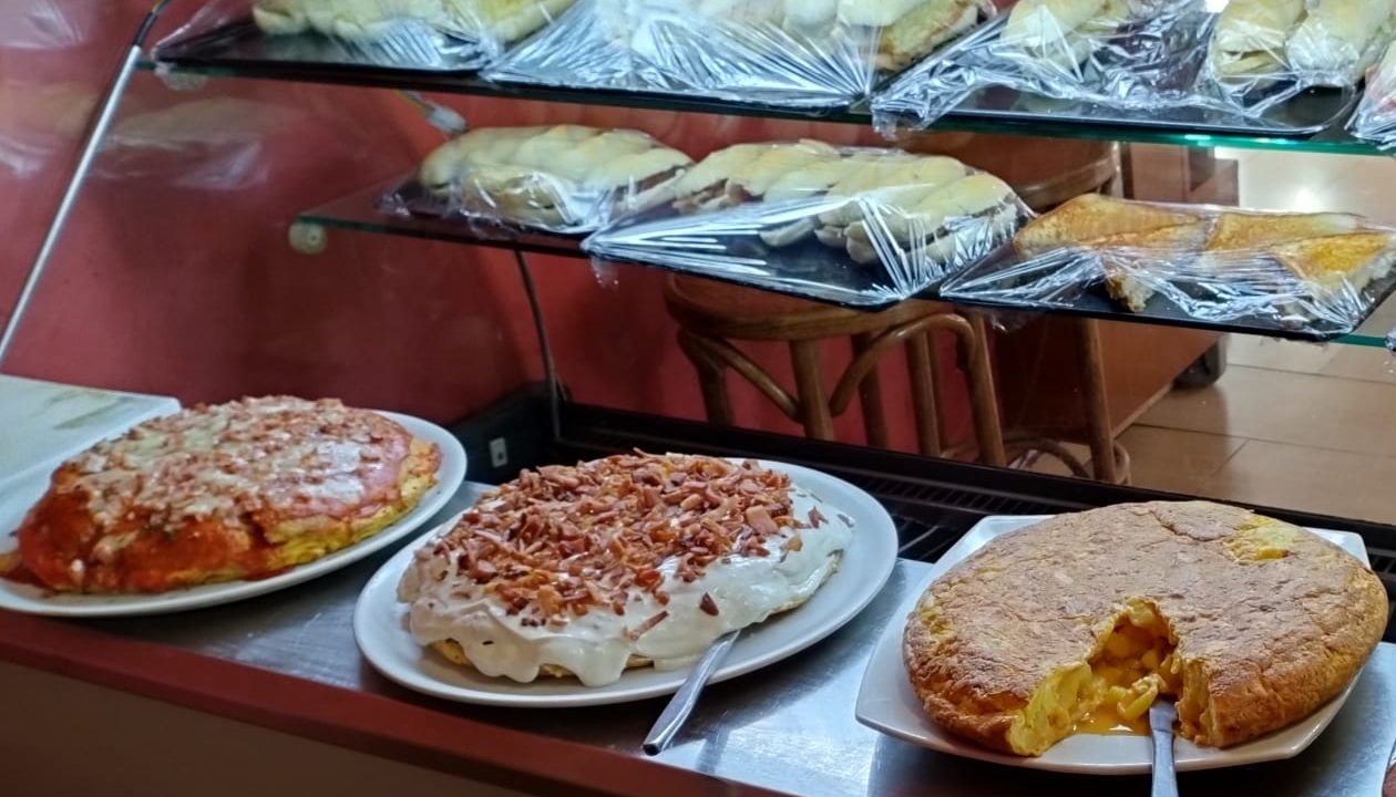 Detalle de platos de menús diarios y tapas de comida casera
