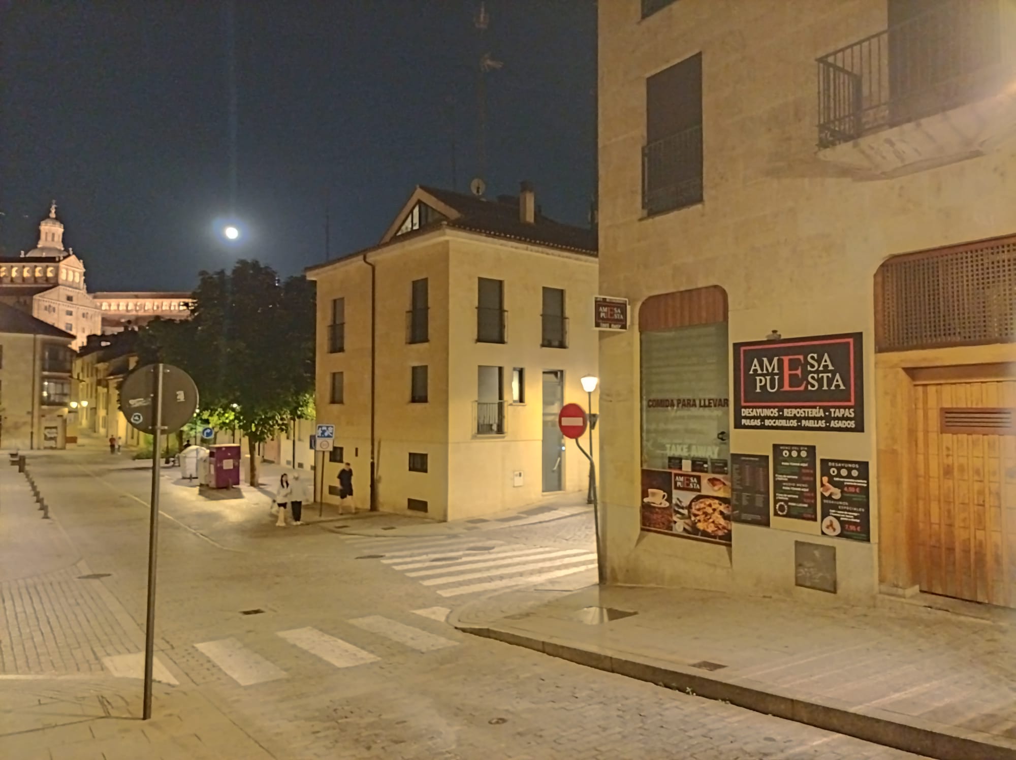 Exterior fachada en noche de luna llena